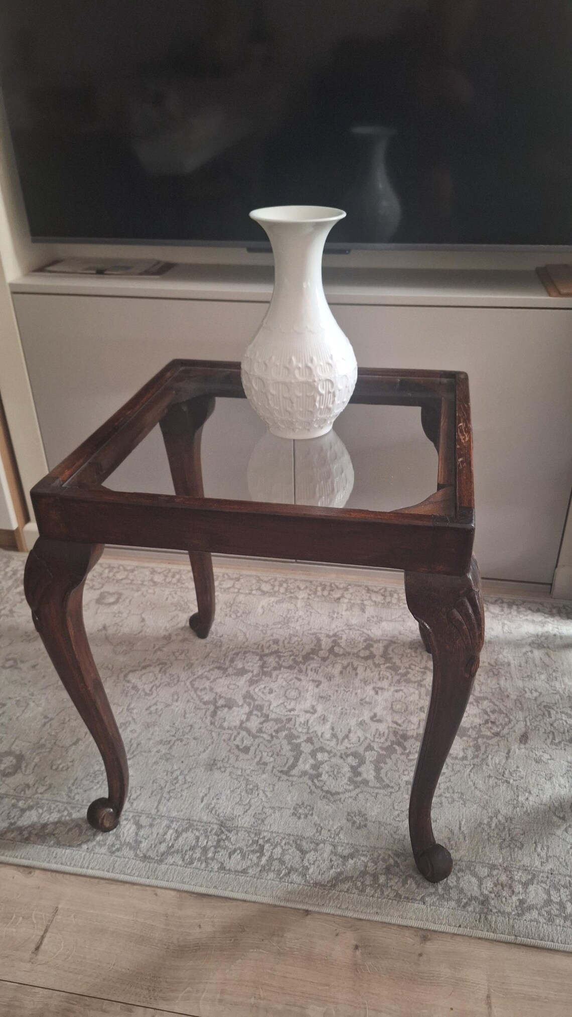 Vintage Wooden Side Table with Glass Top & Curved Cabriole Legs — Classic Occasional End Table, foto 3 de 3