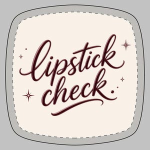 Può includere: Un adesivo quadrato con angoli arrotondati che presenta il testo lipstick check in una grafia corsiva lucida color marrone scuro. Lo sfondo è color crema chiaro e il design è decorato con piccole stelle a quattro punte e dei puntini.