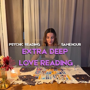 Puede incluir: Una colección de cartas de tarot extendidas sobre un paño blanco, con el texto PSYCHIC READING SAME HOUR y EXTRA DEEP LOVE READING en letras moradas y blancas. Un florero de cristal con flores rojas y blancas se encuentra junto a una vela.
