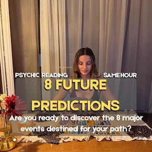 Könnte beinhalten: Ein Tarotkarten-Set mit ausgelegten Karten auf einem weißen Tuch. Der Text lautet: PSYCHIC READING SAME HOUR 8 FUTURE PREDICTIONS. Are you ready to discover the 8 major events destined for your path? Eine Vase mit roten Blumen steht daneben.