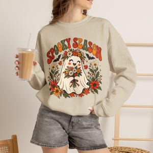 Sudadera de temporada espeluznante, sudadera con cuello redondo y estampado floral de fantasmas, suéter bohemio de Halloween, jersey retro con estampado floral de fantasmas, ropa acogedora con estética otoñal.