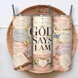 Op de afbeelding: Drie cilindrische bekers met zwarte rietjes voorzien van religieuze thema's. De ontwerpen bevatten bloemmotieven, vlinders, een open Bijbel en teksten zoals "GOD SAYS I AM", "Loved", "Chosen", "Forgiven", "Strong", "Blessed" en "Worthy".