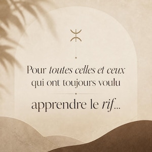 Op de afbeelding: Een beige grafische print met een donkerbruin Tifinagh-symbool bovenaan, gevolgd door de Franse tekst: Pour toutes celles et ceux qui ont toujours voulu apprendre le rif... Het ontwerp bevat een grote boog en bruine golvende vormen.