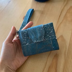 Cartera de corcho delgada, cartera de pulsera con llavero, regalo para mamá, azul con corcho plateado