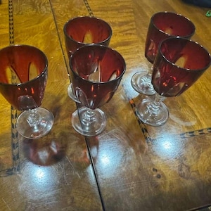 Vintage Cristal d’Arques gotische boog wijnglazenset in robijnrood, 14-delig.