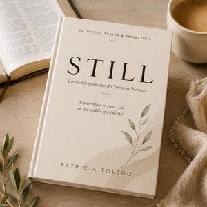 Puede incluir: Un libro de tapa dura titulado STILL for the Overwhelmed Christian Woman de Patricia Toledo. La portada es de color crema con una ilustración de hoja en acuarela, que incluye el subtítulo A quiet place to meet God in the middle of a full life.