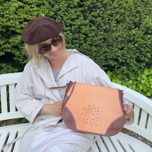 Sac besace en cuir cousu à la main
