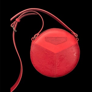 Sac bandoulière en cuir rouge cousu à la main