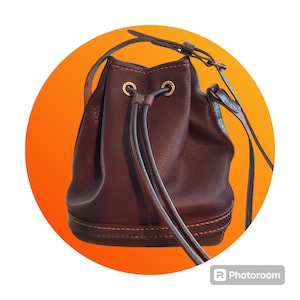 Sac seau spécial cousu main avec du cuir de cerf souple combiné à du cuir de vache ferme embossé façon crocodile.