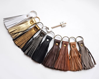 Leren sleutelhanger met kwastje, kleuren wit, goud, bruin en zwart