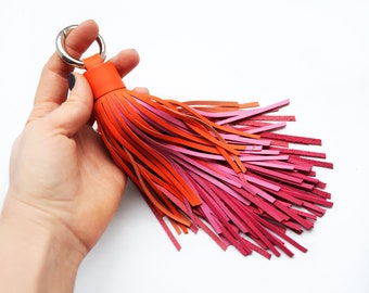 Leren sleutelhanger met kwastje, grote kwast, warm oranje en roze