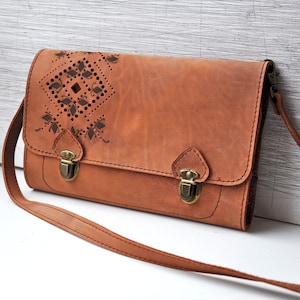 Leather sketchbook case with pen holder and cross body strap, Personalized leather journal, Artist portfolio