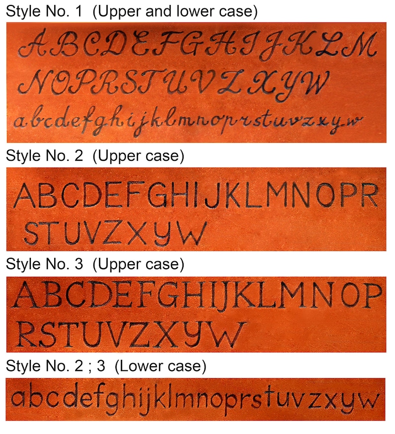K&ouml;nnte beinhalten: Eine braune Lederoberfl&auml;che mit vier Reihen eingravierter Buchstaben. Stil Nr. 1 zeigt kursive Gro&szlig;- und Kleinbuchstaben. Stil Nr. 2 zeigt Blockbuchstaben in Gro&szlig;schrift. Stil Nr. 3 pr&auml;sentiert Gro&szlig;buchstaben mit Serifen. Eine letzte Zeile zeigt Kleinbuchstaben.