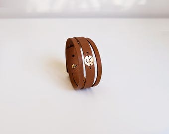 レザー星座チャームブレスレット、パーソナライズされた星座ジュエリー、マルチストラップレザーブレスレット