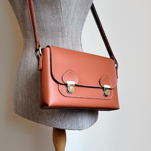 Sac à bandoulière cartable en cuir marron. Petit sac bandoulière marron clair