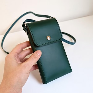 クロスボディストラップとカードポケット付きのグリーンレザー製携帯電話バッグ、iPhoneケース