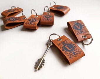 Schlüsselanhänger aus Leder mit Monogramm. Personalisierter Schlüsselanhänger aus Leder mit einem Buchstaben