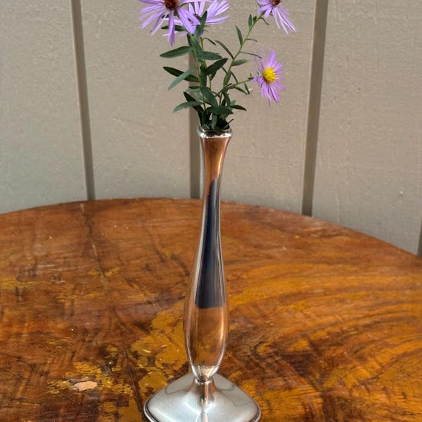 Vaso vintage em prata, estilo Art Déco, com base quadrada, meados do século XX.
