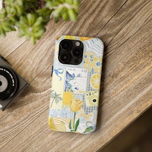 Op de afbeelding: Een smartphonehoesje met een collageontwerp met een gele tulp, een zon, een palmboom, citroenschijfjes, een lichtgele instantcamera en een postzegel met de tekst "ITALIA" en "CAPRI" tegen een lichtblauwe en witte achtergrond met patronen.