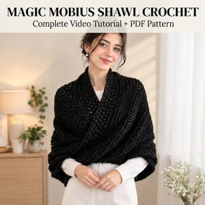 Puede incluir: Un chal de ganchillo negro estilo Mobius con un patrón de puntos acanalados texturizados. La imagen incluye el texto MAGIC MOBIUS SHAWL CROCHET y Complete Video Tutorial + PDF Pattern. El chal se lleva sobre una camiseta blanca de manga larga.