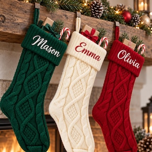 Personlig julstrumpa, namnstrumpa, broderad stickad strumpa, familjejuldekoration, personlig julgåva