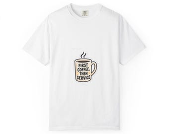 Ilustración de camiseta/taza de café con el lema "Primero el café, luego el servicio"