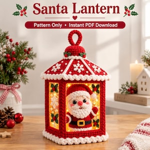 Pode incluir: Uma lanterna de Pai Natal em croché com telhado vermelho e branco, motivos de flocos de neve, uma alça e uma figura de Pai Natal no interior. O texto diz Santa Lantern, Pattern Only, Instant PDF Download com azevinho.