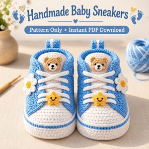 Peut inclure: Une paire de baskets pour bébé crochetées à la main en bleu et blanc. Chaque basket présente un laçage blanc, un écusson en forme de tête d'ours brun, une étoile jaune et une marguerite blanche sur le côté. Texte : Handmade Baby Sneakers Pattern Only Instant PDF Download.