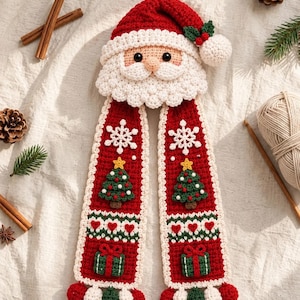 Pode incluir: Um cachecol de crochê do Papai Noel com gorro vermelho e pompom branco, rosto barbudo e dois painéis vermelhos longos decorados com flocos de neve brancos, árvores de Natal verdes, corações vermelhos e presentes verdes.