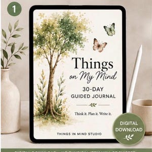Puede incluir: Una tableta digital que muestra un diario guiado de 30 días titulado Things on My Mind. La portada presenta un árbol en acuarela, dos mariposas y el texto Think it. Plan it. Write it. y Things in Mind Studio. Se ve una insignia de descarga digital.