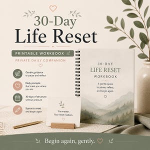 以下が含まれることがあります： スパイラル綴じの30-Day Life Resetワークブック。表紙には水彩画風の山岳風景が描かれています。テキスト、木製スタンドに立てられた「You matter. Your reset matters.」と書かれたカード、ゴールドのペンが含まれています。