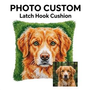 Op de afbeelding: Een vierkant knoopkussen met een getextureerd, goudbruin hondenportret tegen een effen groene achtergrond. De tekst PHOTO CUSTOM Latch Hook Cushion staat bovenaan. Een kleine referentiefoto van dezelfde hond staat in de hoek.
