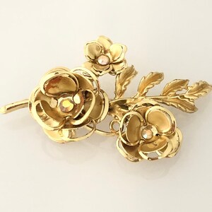 Vintage Vtg Gold Flower Brooch with Rhinestones