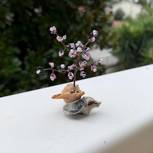 Mini arbre en fil de fer perlé sur coquillages naturels, décoration côtière artisanale, sculpture unique en coquillages, cadeau original
