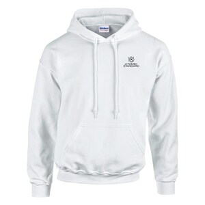 Puede incluir: Una sudadera blanca con capucha y mangas largas, que incluye un bolsillo tipo canguro frontal y cordones blancos a juego. En el pecho presenta un pequeño gráfico negro de un símbolo atómico sobre el texto ATOMIC STANDARD.