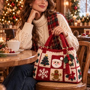 Könnte beinhalten: Eine gehäkelte Handtasche mit einem Patchwork-Design aus weihnachtlichen Quadraten in Rot, Weiß und Grün. Die Quadrate zeigen ein Weihnachtsmann-Gesicht, einen Lebkuchenmann, einen Tannenbaum, eine Schneeflocke und einen Weihnachtsstern, ergänzt durch eine goldene Glocke.
