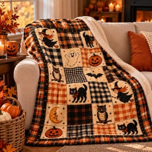 Peut inclure: Un plaid en peluche au motif patchwork orné de symboles d'Halloween tels que des sorcières, des chats noirs, des citrouilles, des hiboux, des fantômes, des chauves-souris et des croissants de lune, alternant carreaux orange et noirs.