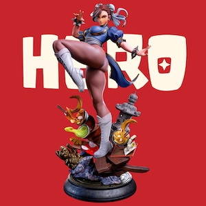 Puede incluir: Una figura coleccionable de un personaje con qipao azul y botas blancas, en pose de patada alta. La base incluye una linterna de piedra, cuencos de fideos y una estatua de gato dorado. Fondo rojo con el texto blanco HERO y un icono de estrella.
