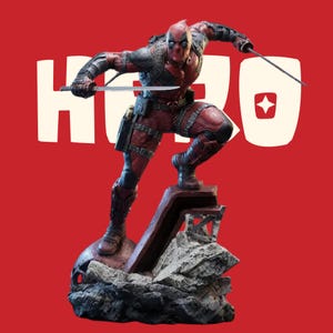 Op de afbeelding: Een gedetailleerd Deadpool-actiefiguur in een dynamische gehurkte houding, gekleed in een rood en zwart tactisch pak met twee zwaarden. Het figuur staat op een gestructureerde rotsachtige basis tegen een rode achtergrond met de crèmekleurige tekst HERO.