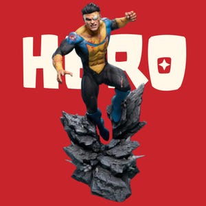 Könnte beinhalten: Eine dynamische Actionfigur eines Superhelden in einem blau-gelben Anzug mit schwarzen Akzenten, Kampfspuren und einer weißen Augenklappe. Die Figur schwebt über einem gezackten, dunkelgrauen Felssockel vor einem roten Hintergrund mit dem Wort HERO.