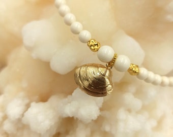 Clam Necklace, Ecru Pearl Necklace with Clam Pendant, 18 K Gold plated Shell, Beach Necklace, Summer Necklace, Swarovski Pearl Necklace