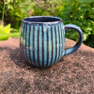 Tazza in ceramica scanalata fatta a mano, smalto reattivo blu, gres rustico (500 ml)