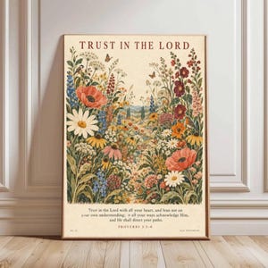 Peut inclure: Une affiche murale verticale représentant une prairie fleurie aux tons rouges, orange, jaunes et bleus. Le texte en haut indique TRUST IN THE LORD, et le texte en bas affiche le verset biblique Proverbs 3:5-6 en lettres sombres.