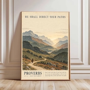 Puede incluir: Una lámina de arte mural rectangular que muestra un paisaje de montañas y un sendero sinuoso con una figura solitaria caminando. El texto dice HE SHALL DIRECT YOUR PATHS, PROVERBS 3:5-6, y el versículo completo en una paleta de colores beige.