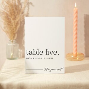 Tischnummer Schild | Hochzeit Zeichen | A4 Robustes Foamex Schild | Moderne Serif