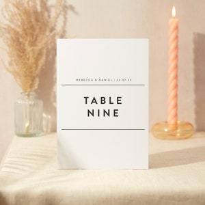 Tischnummer Schild | Hochzeit Zeichen | A4 Robustes Foamex Schild | Schlichtes Modernes Layout