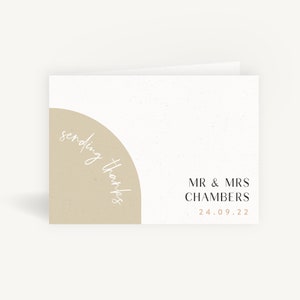 Tarjeta de agradecimiento de boda con arco minimalista doblada