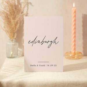 Tisch Namensschild | Hochzeit Zeichen | A4 Robustes Foamex Schild | Blush Schrift
