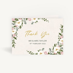 Tarjeta de agradecimiento de boda con aro floral doblado
