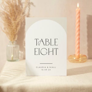 Tischnummer Schild | Hochzeit Zeichen | A4 Robustes Foamex Schild | Minimalistischer Bogen